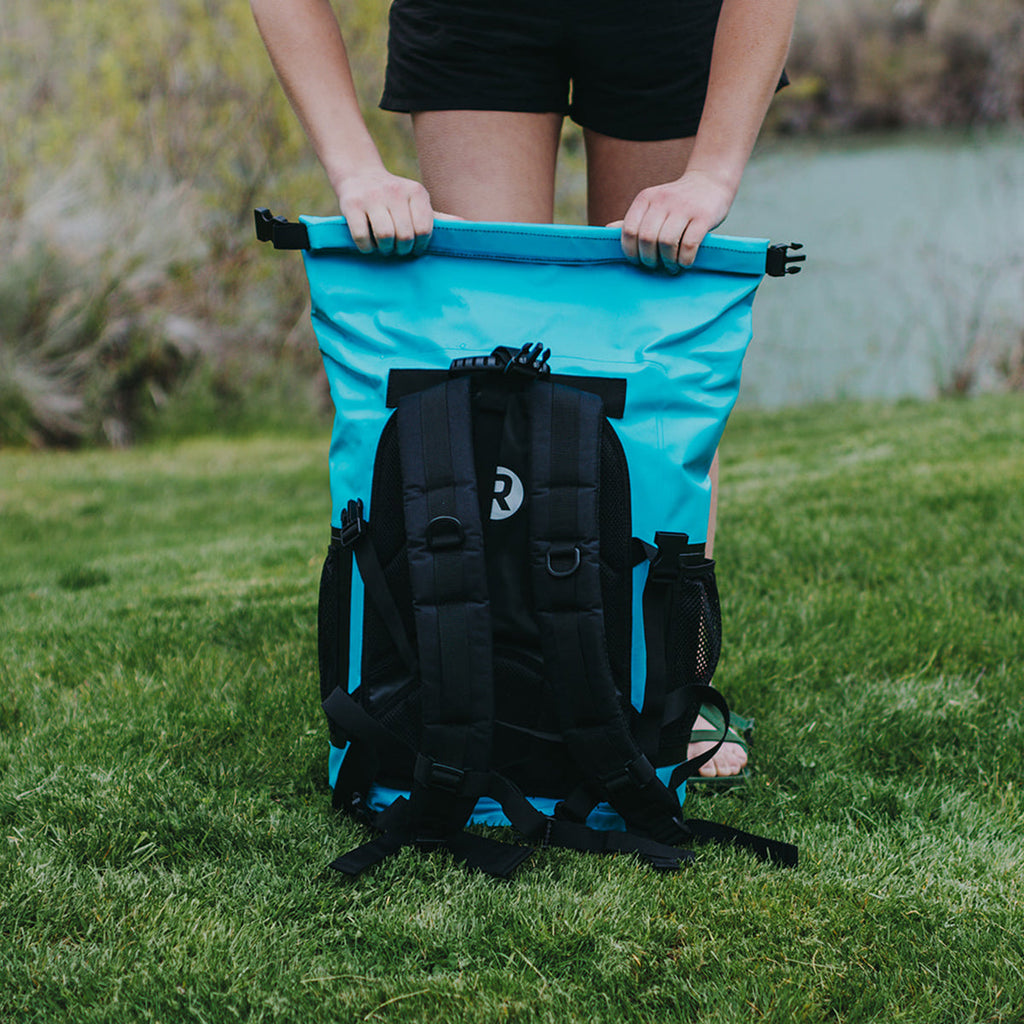 Person is closing the Backpack cooler